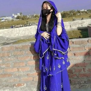 কালো মাস্ক পরা মেয়েদের পিক