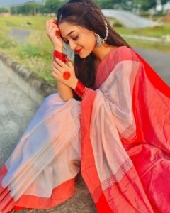 লাল সবুজ শাড়ি পরা মেয়েদের পিক